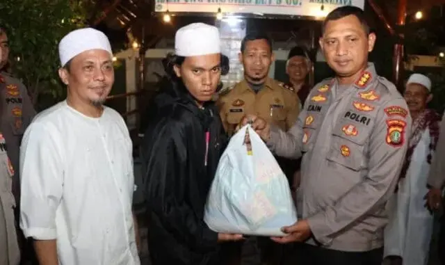 Kapolres Metro Tangerang Kota Tinjau Siskamling Sambil Bagikan Sembako