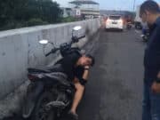 Aksi Pemotor Mabuk Molor di Flyover Bikin Bahaya, Untung Ditolongin Polisi Aksi Pemotor Mabuk Molor di Flyover Bikin Bahaya, Untung Ditolongin Polisi