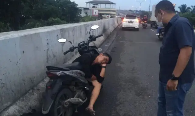 Aksi Pemotor Mabuk Molor di Flyover Bikin Bahaya, Untung Ditolongin Polisi Aksi Pemotor Mabuk Molor di Flyover Bikin Bahaya, Untung Ditolongin Polisi