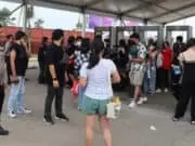 Super Ketat! Ribuan Penonton konser HITC di PIK 2 Tangerang Lewati Metal Detektor Super Ketat! Ribuan Penonton konser HITC di PIK 2 Tangerang Lewati Metal Detektor