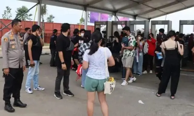 Super Ketat! Ribuan Penonton konser HITC di PIK 2 Tangerang Lewati Metal Detektor Super Ketat! Ribuan Penonton konser HITC di PIK 2 Tangerang Lewati Metal Detektor