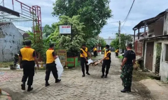 Kerja Bakti TNI, Polri dan Pemkot Tangerang Antisipasi Bencana Banjir Kerja Bakti TNI, Polri dan Pemkot Tangerang Antisipasi Bencana Banjir