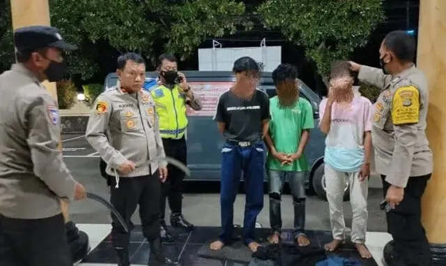 Bawa Celurit Buat Tawuran, Tiga Remaja Diangkut ke Polsek Neglasari Bawa Celurit Buat Tawuran, Tiga Remaja Diangkut ke Polsek Neglasari