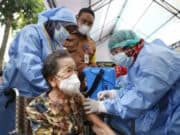 Lansia di Kota Tangerang Mulai Dapatkan Vaksinasi Booster ke- 2 Covid-19 Lansia di Kota Tangerang Mulai Dapatkan Vaksinasi Booster ke- 2 Covid-19