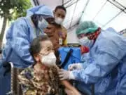 Lansia di Kota Tangerang Mulai Dapatkan Vaksinasi Booster ke- 2 Covid-19 Lansia di Kota Tangerang Mulai Dapatkan Vaksinasi Booster ke- 2 Covid-19