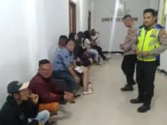 Polisi Gerebek Hawaii, 8 TKC dan 4 Penikmat Miras Diangkut ke Polsek Pakuhaji Polisi Gerebek Hawaii, 8 TKC dan 4 Penikmat Miras Diangkut ke Polsek Pakuhaji