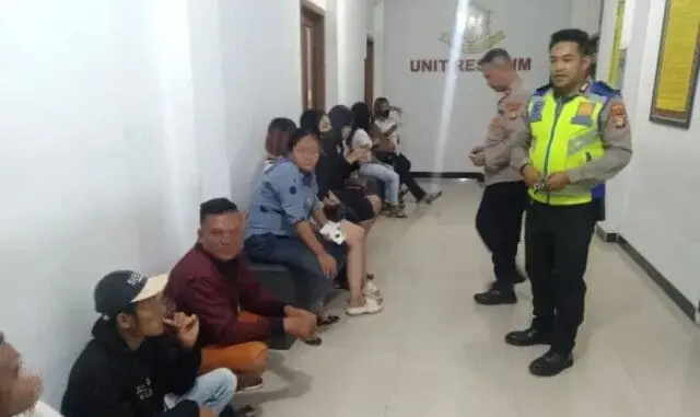 Polisi Gerebek Hawaii, 8 TKC dan 4 Penikmat Miras Diangkut ke Polsek Pakuhaji Polisi Gerebek Hawaii, 8 TKC dan 4 Penikmat Miras Diangkut ke Polsek Pakuhaji