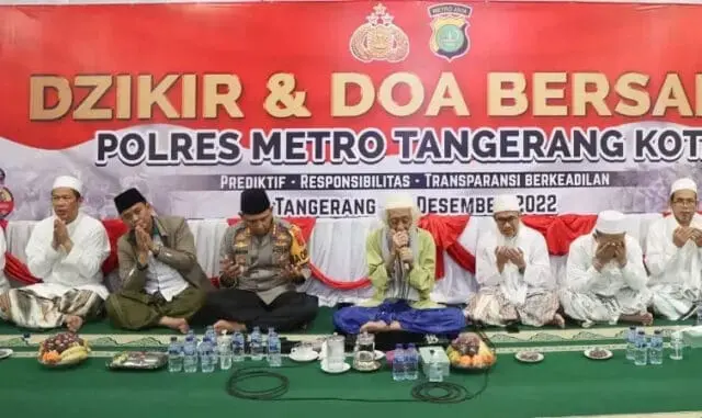 Hadirkan Abuya Muhtadi, Kapolres dan Jajaran Gelar Dzikir dan Doa Akhir Tahun Hadirkan Abuya Muhtadi, Kapolres dan Jajaran Gelar Dzikir dan Doa Akhir Tahun