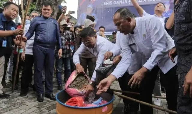 8 Kilogram Ganja dari Medan Dimusnahkan di Kota Tangerang 8 Kilogram Ganja dari Medan Dimusnahkan di Kota Tangerang