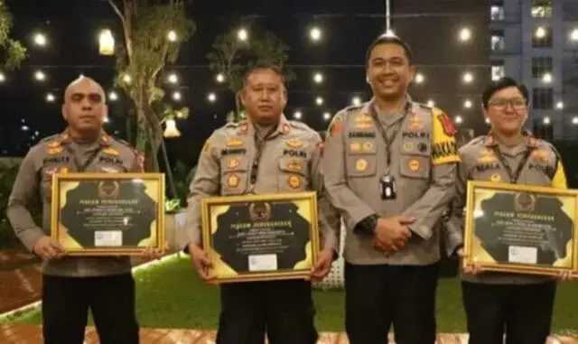 Dua Polisi Polres Metro Tangerang Kota Raih Tangerang Pos Award 2022 Dua Polisi Polres Metro Tangerang Kota Raih Tangerang Pos Award 2022