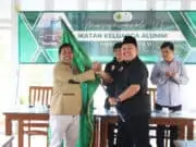 Gelar Musyawarah Alumni Fakultas Pertanian Untirta Ke-VI, Ketua Ika Terpilih Suroyo Diminta Perkuat Kolaborasi Untuk Kemajuan Alumni Serah Terima Bendera IKA Fakultas Pertanian Usai Musyawarah Alumni Ke-VI