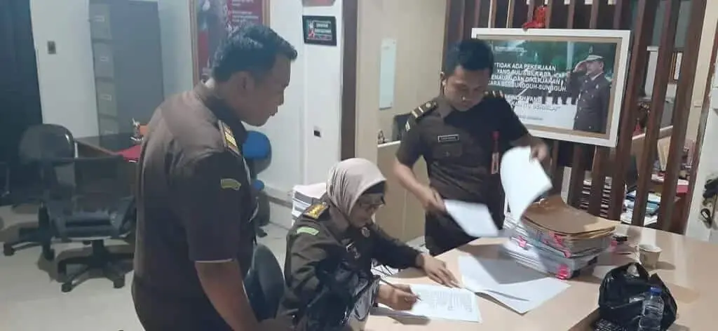 Tim Penyidik Kejati Banten Lakukan Penyerahan Tersangka dan Barang Bukti Tahap II Tim Penyidik Kejati Banten Lakukan Penyerahan Tersangka dan Barang Bukti Tahap II