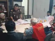 Tim Penyidik Kejati Banten Lakukan Penyerahan Tersangka dan Barang Bukti Tahap II Tim Penyidik Kejati Banten Lakukan Penyerahan Tersangka dan Barang Bukti Tahap II