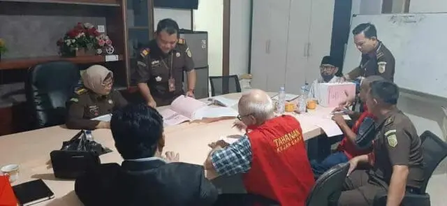 Tim Penyidik Kejati Banten Lakukan Penyerahan Tersangka dan Barang Bukti Tahap II Tim Penyidik Kejati Banten Lakukan Penyerahan Tersangka dan Barang Bukti Tahap II