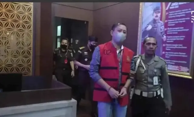 Gerogoti Uang Hingga Rp 8,5 Miliar, Kejati Banten Tahan Pegawai Bank di Rutan Kelas IIB Gerogoti Uang Hingga Rp 8,5 Miliar, Kejati Banten Tahan Pegawai Bank di Rutan Kelas IIB