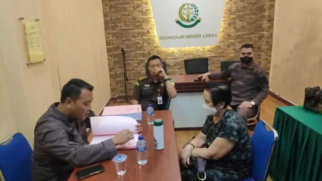 Tim Penyidik Kejati Banten Serahkan TSK dan Barang Bukti Ke Kejari Lebak Tim Penyidik Kejati Banten Serahkan TSK dan Barang Bukti Ke Kejari Lebak