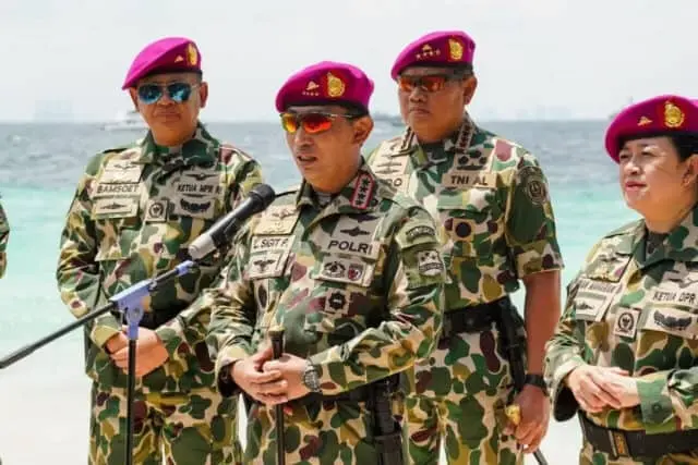 Kapolri Disematkan Jadi Warga Kehormatan Marinir, Sinergitas TNI-Polri Makin Kokoh Kapolri Disematkan Jadi Warga Kehormatan Marinir, Sinergitas TNI-Polri Makin Kokoh