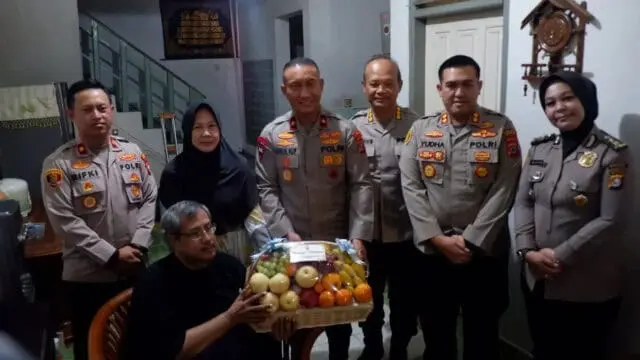 Wakapolda Banten Anjangsana ke Personel Yang Sakit Menahun Wakapolda Banten Anjangsana ke Personel Yang Sakit Menahun