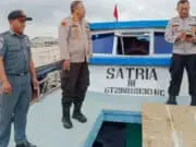 Polsek Pakuhaji tinjau ketinggian air laut di tempat pelelangan ikan (TPI) Cituis, Polsek Pakuhaji tinjau ketinggian air laut di tempat pelelangan ikan (TPI) Cituis,