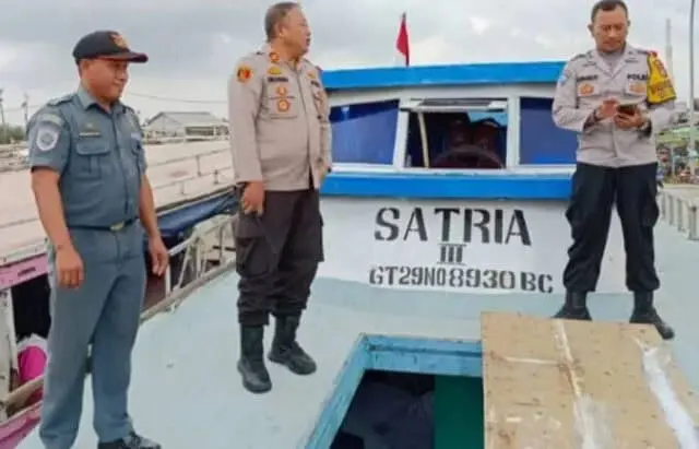 Polsek Pakuhaji tinjau ketinggian air laut di tempat pelelangan ikan (TPI) Cituis, Polsek Pakuhaji tinjau ketinggian air laut di tempat pelelangan ikan (TPI) Cituis,