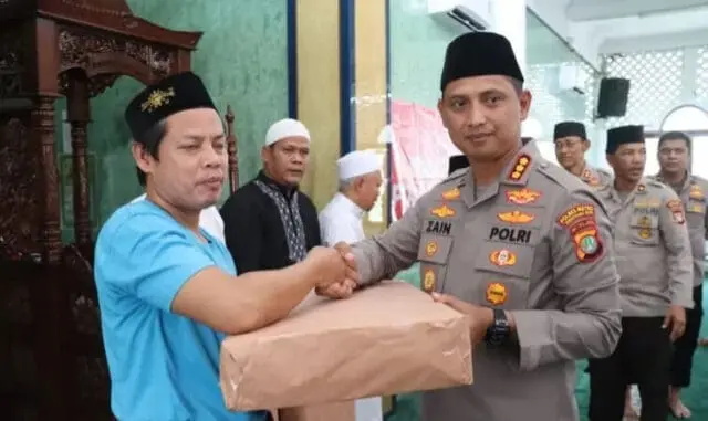Polisi di Tangerang Catat Aspirasi Warga Cipondoh Lewat Jum'at Curhat Polisi di Tangerang Catat Aspirasi Warga Cipondoh Lewat Jum'at Curhat