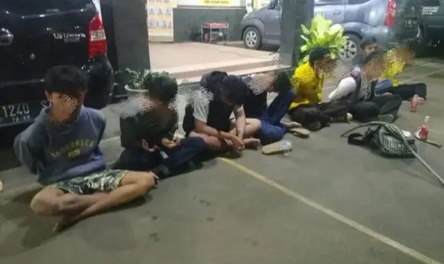 12 Remaja Hendak Tawuran di Cipondoh, Celurit Panjang berhasil Diamankan Polisi 12 Remaja Hendak Tawuran di Cipondoh, Celurit Panjang berhasil Diamankan Polisi
