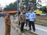 Berbahaya dan Merugikan, Perumda TKR Diminta Segera Perbaiki Pipa Bocor di Lajur KA Tanah Tinggi Berbahaya dan Merugikan, Perumda TKR Diminta Segera Perbaiki Pipa Bocor di Lajur KA Tanah Tinggi