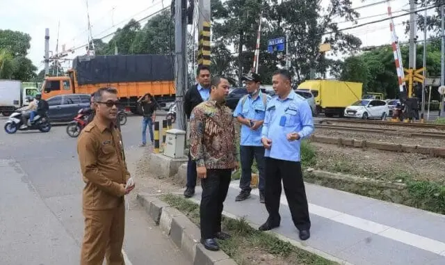 Berbahaya dan Merugikan, Perumda TKR Diminta Segera Perbaiki Pipa Bocor di Lajur KA Tanah Tinggi Berbahaya dan Merugikan, Perumda TKR Diminta Segera Perbaiki Pipa Bocor di Lajur KA Tanah Tinggi