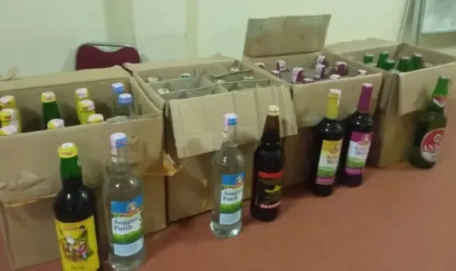 Puluhan Botol Miras Disita Polsek Pinang dari Warung Sembako Puluhan Botol Miras Disita Polsek Pinang dari Warung Sembako