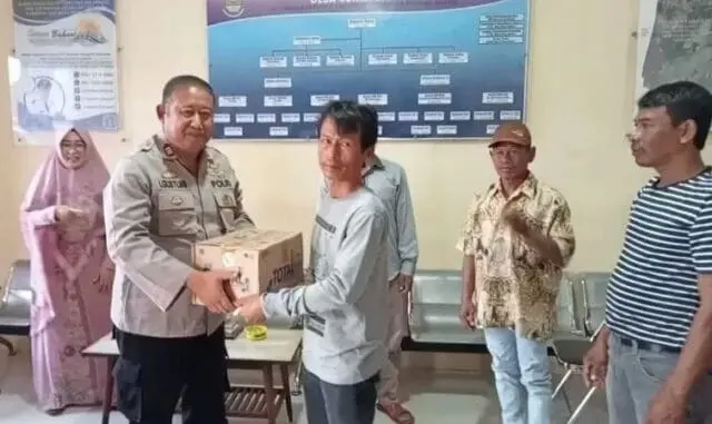 ABK Kapal Tenggelam di Kepulauan Seribu Terima Bantuan Polsek Pakuhaji