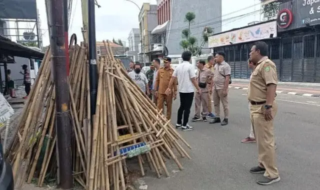 Puluhan PKL di Jalan Kisamaun dan MT Haryono Ditertibkan Puluhan PKL di Jalan Kisamaun dan MT Haryono Ditertibkan