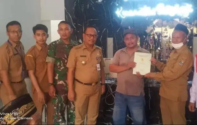Pemdes Sukawali menyerahkan sertifikat PTSL kepada penerima manfaat, Pemdes Sukawali menyerahkan sertifikat PTSL kepada penerima manfaat,