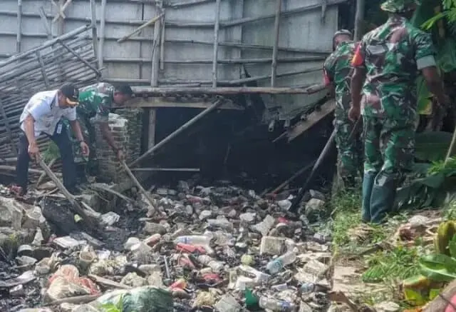 Camat Sepatan bantu Normalisasi Saluran Irigasi Desa Sarakan Camat Sepatan bantu Normalisasi Saluran Irigasi Desa Sarakan