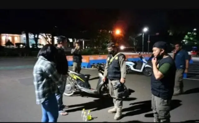 Satpol-PP kabupaten tangerang lakukan Sterilisasi tongkrongan muda-mudi di Area Puspem Satpol-PP kabupaten tangerang lakukan Sterilisasi tongkrongan muda-mudi di Area Puspem