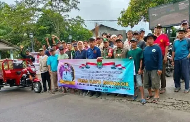 Pemerintah Desa Kayu Bongkok Kerahkan Warga Gotong Royong Bersihkan Saluran Air