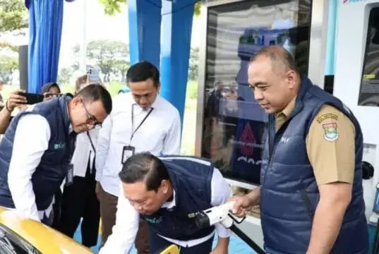 Ahmed Zaki Iskandar Resmikan Stasiun Pengisian Kendaraan Listrik di Mall Ciputra Ahmed Zaki Iskandar Resmikan Stasiun Pengisian Kendaraan Listrik di Mall Ciputra