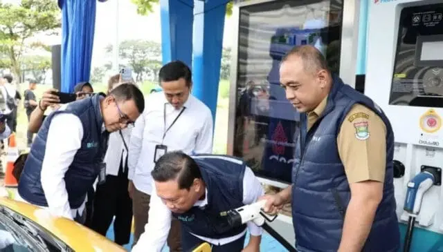 Ahmed Zaki Iskandar Resmikan Stasiun Pengisian Kendaraan Listrik di Mall Ciputra Ahmed Zaki Iskandar Resmikan Stasiun Pengisian Kendaraan Listrik di Mall Ciputra