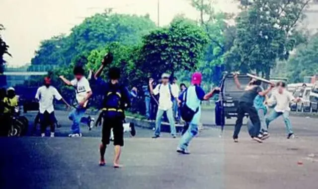 Video Viral Aksi Tawuran di Kawasan Cipadu, 7 Remaja Berhasil Ditangkap Video Viral Aksi Tawuran di Kawasan Cipadu, 7 Remaja Berhasil Ditangkap