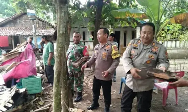 Gotong Royong, TNI-Polri dan Warga Perbaiki Rumah Roboh di Pakuhaji Gotong Royong, TNI-Polri dan Warga Perbaiki Rumah Roboh di Pakuhaji