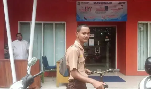 Pelajar Ini Gowes Sepeda dari Sepatan Demi Baca Buku di Perpustakaan Kota Tangerang Pelajar Ini Gowes Sepeda dari Sepatan Demi Baca Buku di Perpustakaan Kota Tangerang