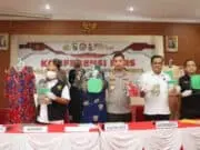 Polisi Ungkap Peredaran Sabu Jaringan India, Modus Dalam Kancing Gaun Pesta Polisi Ungkap Peredaran Sabu Jaringan India, Modus Dalam Kancing Gaun Pesta