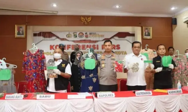 Polisi Ungkap Peredaran Sabu Jaringan India, Modus Dalam Kancing Gaun Pesta Polisi Ungkap Peredaran Sabu Jaringan India, Modus Dalam Kancing Gaun Pesta