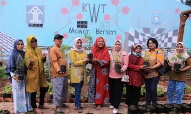 Sambangi KWT Mawar Berseri, Chairany Savitri Serahkan Bantuan Bibit TOGA Sambangi KWT Mawar Berseri, Chairany Savitri Serahkan Bantuan Bibit TOGA