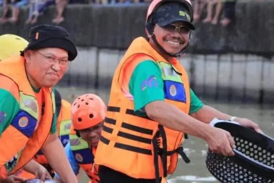 Ribuan Warga Berburu 2 Ton Ikan Patin di Cisadane, Jaga Kelestarian dengan Tidak Membuang Sampah di Sungai Ribuan Warga Berburu 2 Ton Ikan Patin di Cisadane, Jaga Kelestarian dengan Tidak Membuang Sampah di Sungai