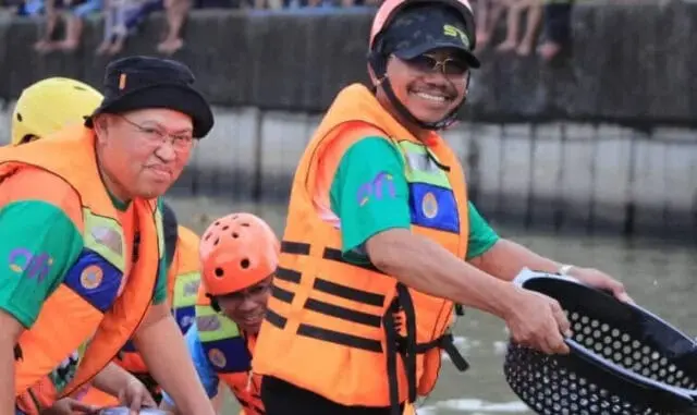 Ribuan Warga Berburu 2 Ton Ikan Patin di Cisadane, Jaga Kelestarian dengan Tidak Membuang Sampah di Sungai Ribuan Warga Berburu 2 Ton Ikan Patin di Cisadane, Jaga Kelestarian dengan Tidak Membuang Sampah di Sungai