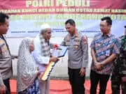 Kapolres Simbolis Serahkan Kunci Rumah 2 Ustad di Tangerang Usai Dibedah Kapolres Simbolis Serahkan Kunci Rumah 2 Ustad di Tangerang Usai Dibedah