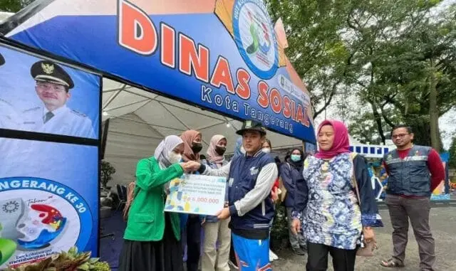 Dinsos Salurkan Biaya Pendidikan Perguruan Tinggi Pada 55 Mahasiswa Kota Tangerang Dinsos Salurkan Biaya Pendidikan Perguruan Tinggi Pada 55 Mahasiswa Kota Tangerang