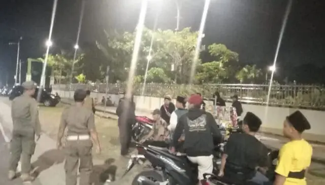 Satpol PP Bubarkan Kerumunan Remaja Yang Mengganggu Pengguna Jalan Satpol PP Bubarkan Kerumunan Remaja Yang Mengganggu Pengguna Jalan