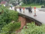 Hujan Deras Menyebabkan Longsor Di Jalan Baros Sindang Mandi KM 800 Kampung Baros Hujan Deras Menyebabkan Longsor Di Jalan Baros Sindang Mandi KM 800 Kampung Baros