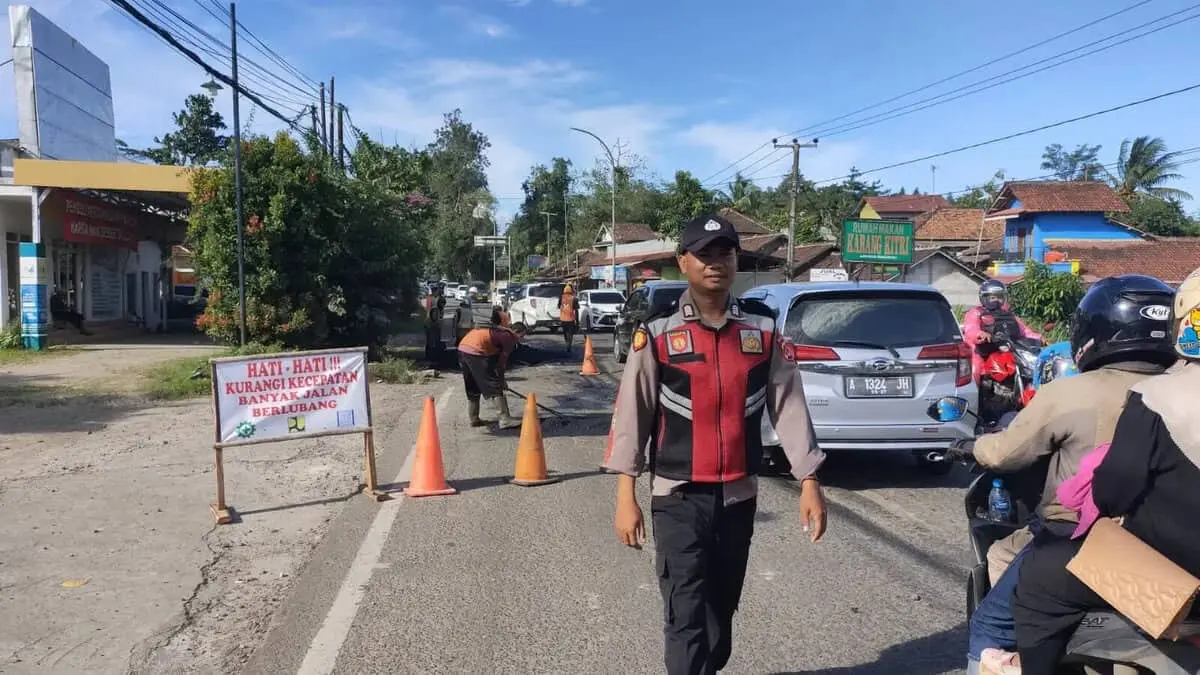 Anggota Polsek Baros Polresta Serang Kota Kawal Perbaikan Jalan Nasional Serang-Pandeglang (Baros-Palima)